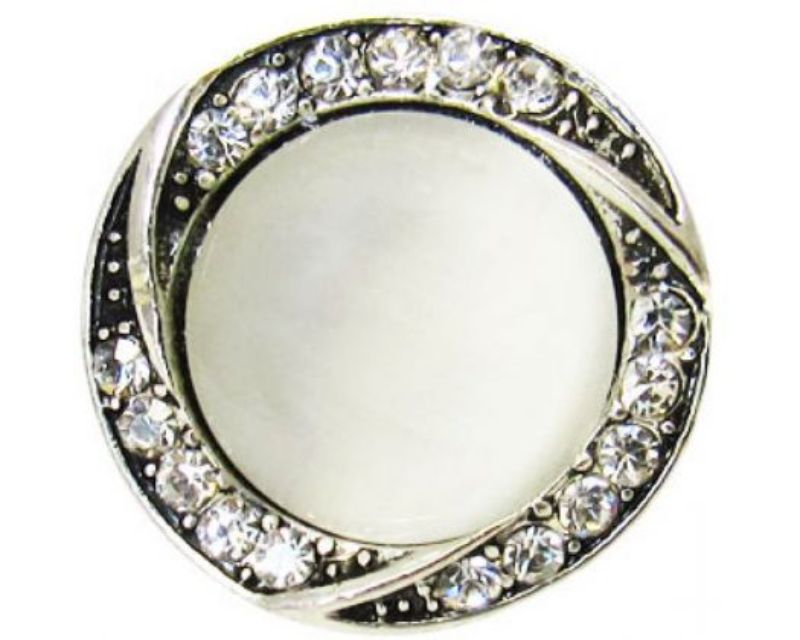 Elegant snap button featuring a lustrous pearl center surrounded by sparkling diamantes for a touch of glamour.