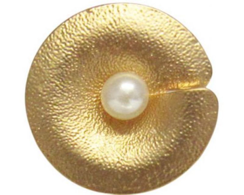 Elegant pearl snap in rose gold, perfect for versatile day-to-night fashion, enhancing any outfit with sophistication.