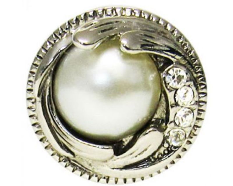 Elegant snap featuring a pearlescent wave design, perfect for versatile styling and adding charm to any outfit.