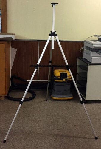 Lightweight small aluminium easel for artists, ideal for outdoor use, supports up to 80cm canvases, includes carry case.