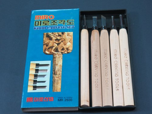 5-piece wood carving set in a plastic case, perfect for artists and hobbyists to create intricate wood designs.