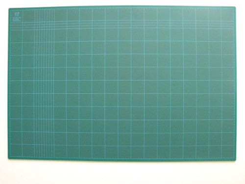 Durable 900x600 green cutting mat with self-healing feature, ideal for crafting and precise measurements.