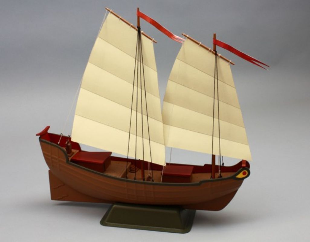 Detailed Wooden Ship Kit of a Chinese Junk with laser-cut parts, paper sails, and vacuum-formed hull for model building enthusiasts.