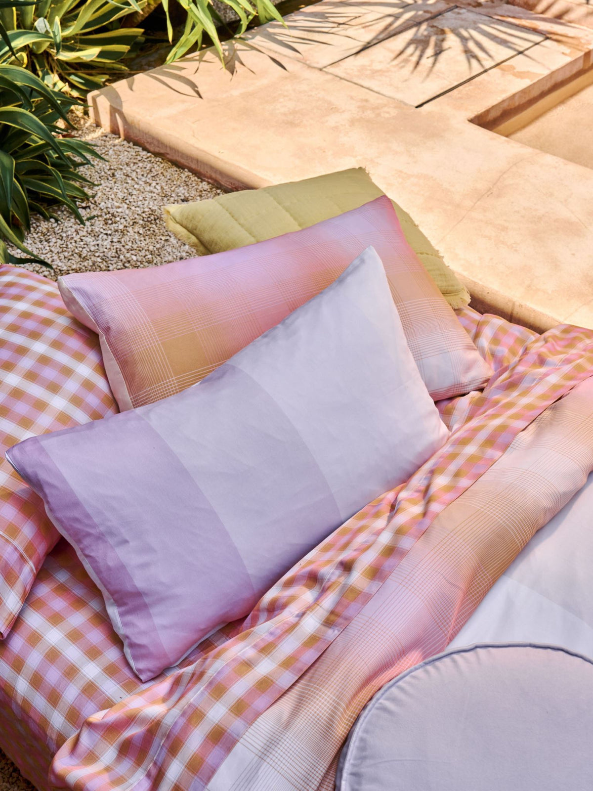 Quilt Cover Set - Sunrise Stripe Bubblegum Linen House - Queen Pink