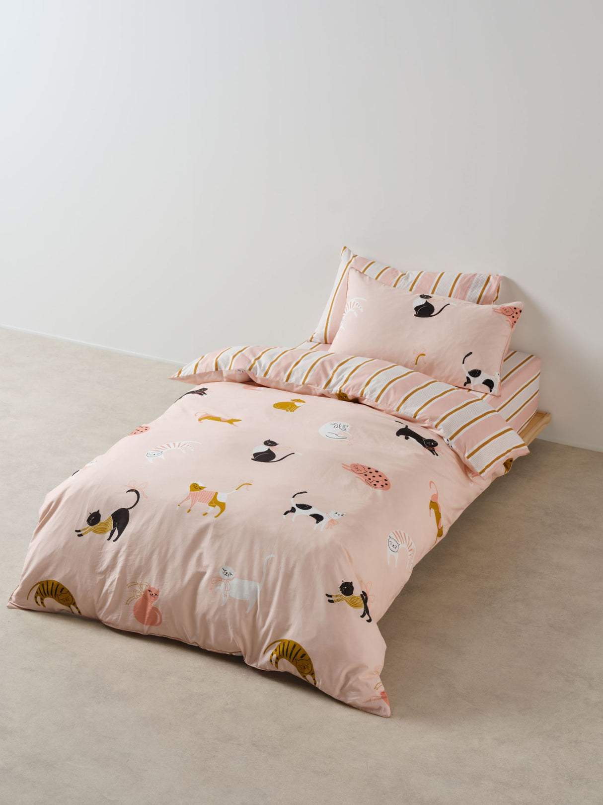 Cats N Bows Duvet Cover Set by Linen House Kids - Double (Pink)