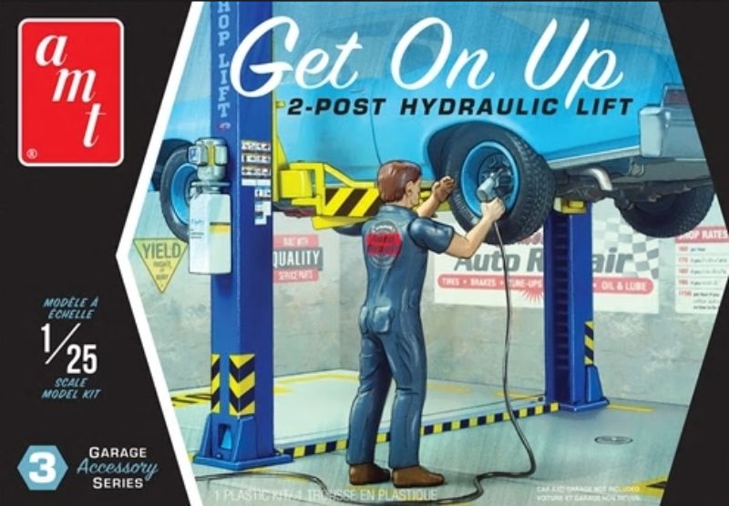 1/25 scale plastic garage accessory kit featuring realistic tools and car parts for detailed model building.