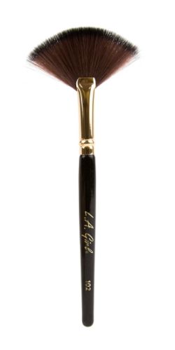 L.A. Girl Pro.Brush - Fan Brush features soft synthetic bristles for flawless highlighting on cheekbones and nose.