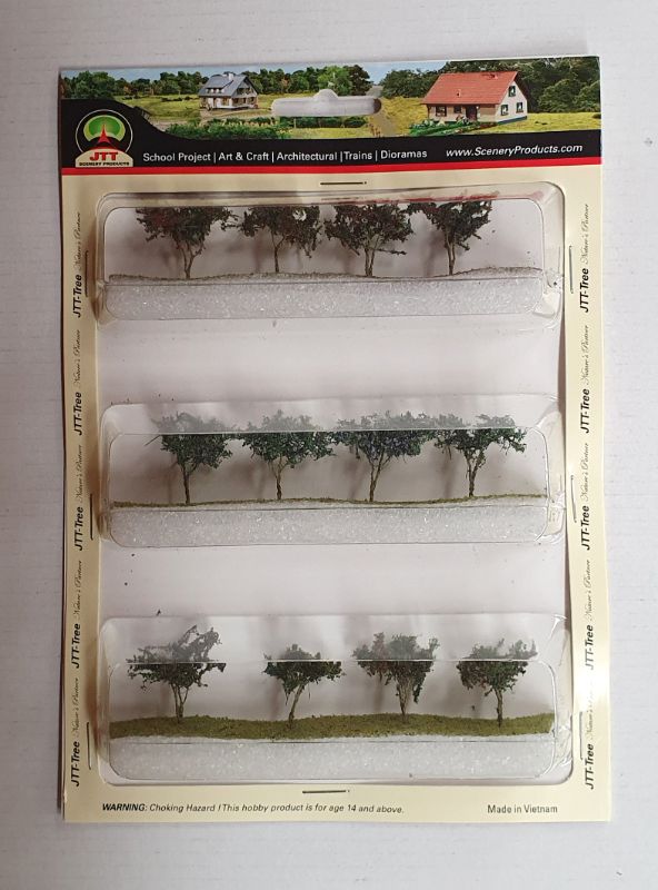 Set of 12 vibrant berry plants for HO scale model railways and dioramas, enhancing realism and charm.