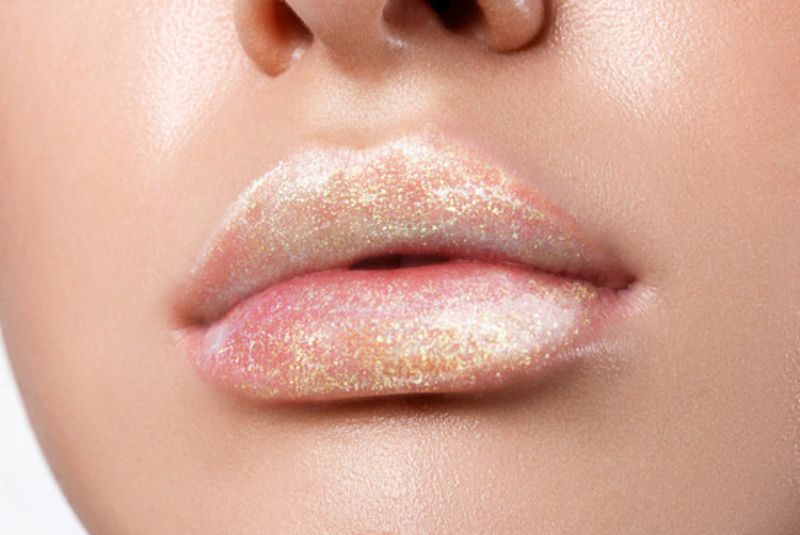 LA Girl Gloss Topper in Starlight adds iridescent shine and nourishment for a stunning, glossy lip look.