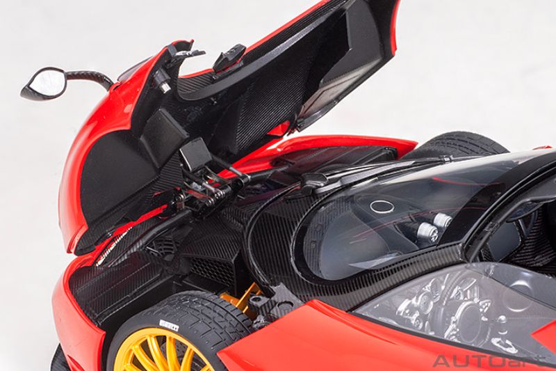 AUTOart Diecaset Car - 1/18 Pagani Huayra R/ster Red