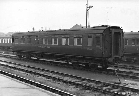 Hornby zBR Maunsell Comp Diner 7841 model, showcasing elegant Maunsell styling and detailed low-window design.