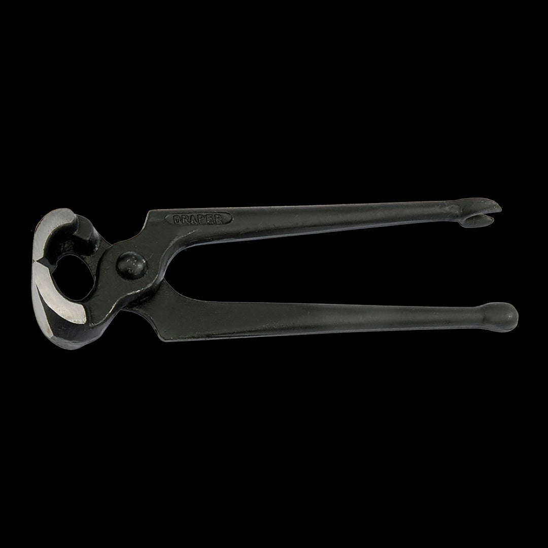 DRAPER 175mm Carpenter Pincer with ergonomic grip, ideal for gripping and twisting nails in woodworking projects.