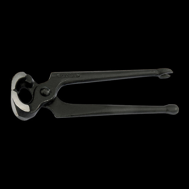 DRAPER 175mm Carpenter Pincer with ergonomic grip, ideal for gripping and twisting nails in woodworking projects.