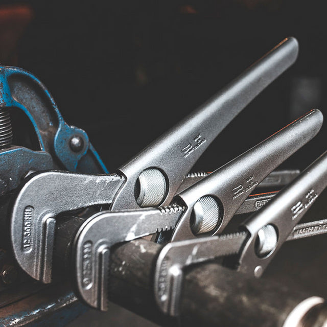 FOOTPRINT 300mm Thumbturn Pipe Wrench featuring a knurled nut for one-handed adjustments and precision-hardened teeth.