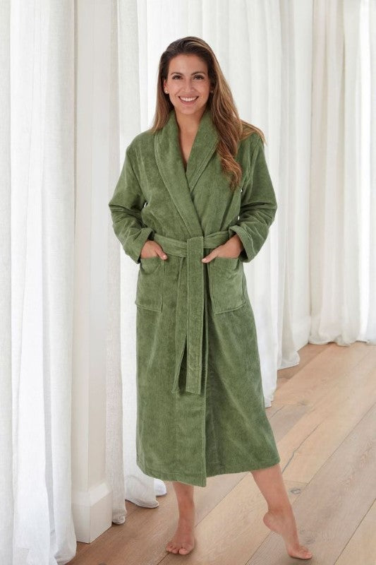Fitted Freya green bathrobe with shawl collar, two pockets, and waist tie, made from 100% OEKO-TEX® cotton.