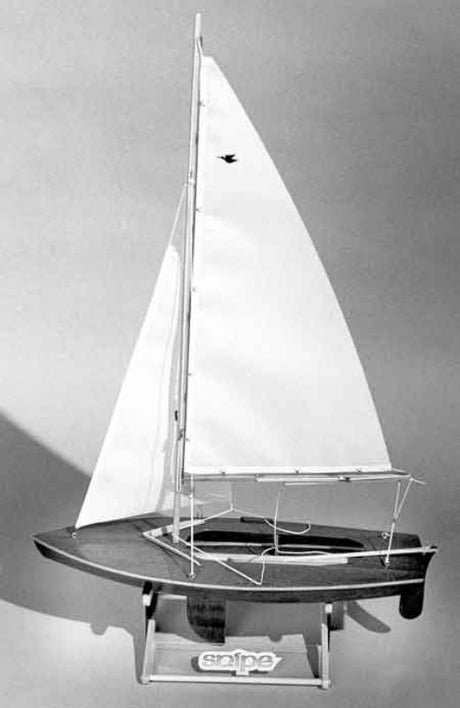 16-inch wooden Snipe sailboat model kit with mahogany deck for static display, includes sails and rigging.