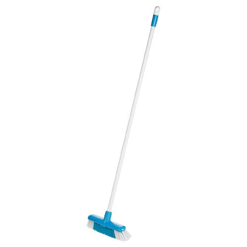 Premium Raven 8009 broom with ergonomic handle, designed for efficient sweeping on various surfaces.