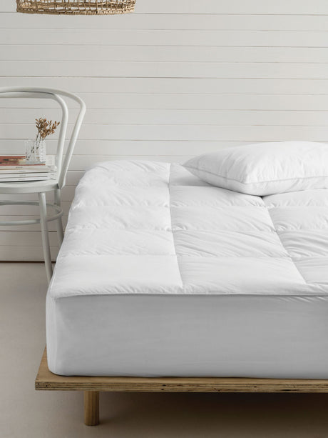 Savona superior mattress topper, single size, white, 600 GSM, soft cotton cover, machine-washable, luxurious comfort.