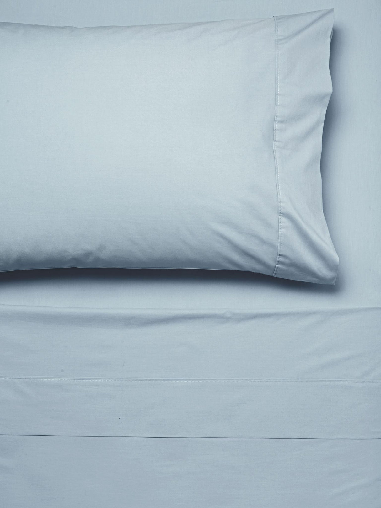 Queen sheet set in blue by Savona, made from 300T cotton percale, featuring deep pockets and stylish piped details.