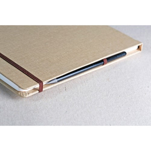 Goldline Album Natural A5: elegant fabric cover, elastic closure, pencil straps, 30 sheets of 180g grained paper for creativity.