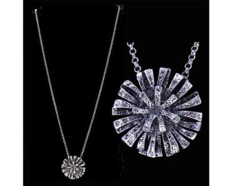 46 cm necklace featuring an antique silver flower design with shimmering diamante tips, perfect for any occasion.