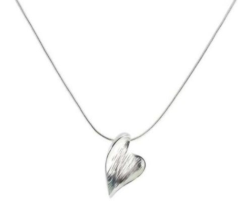 Elegant heart-shaped pendant necklace with a 45 cm chain, perfect for romantic occasions and everyday wear.
