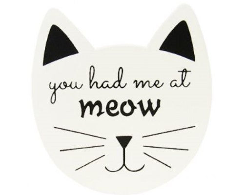 Adorable cat head magnet for messages, measuring 6.5 x 7.5 cm, perfect for cat lovers' decor.