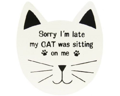 Adorable sitting cat magnet, measuring 6.5 x 7.5 cm, perfect for cat lovers and unique home decor.