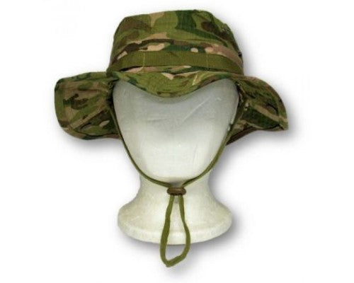 Wide brim multi-cam hat with 7 cm brim and chin strap, perfect for outdoor activities like hunting and hiking.