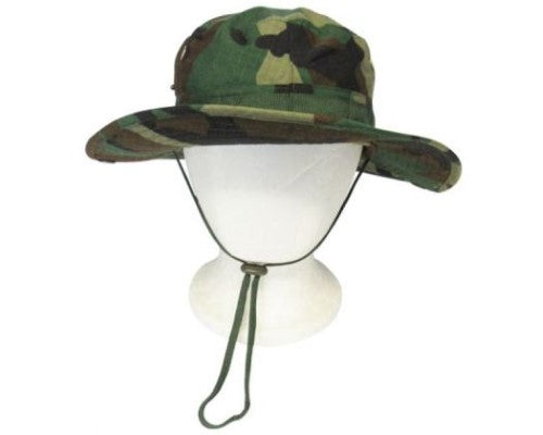 Wide brim woodland camo hat with 7 cm brim, adjustable chin strap, ideal for outdoor activities and sun protection.