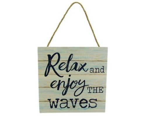 Wooden Beach Hanger Relax sign with rope, 15x15 cm, perfect for coastal decor and inspiring relaxation.