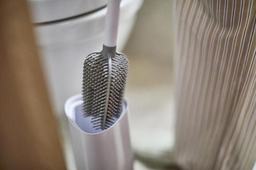 Joseph Joseph - Flex 360 Toilet Brush - White