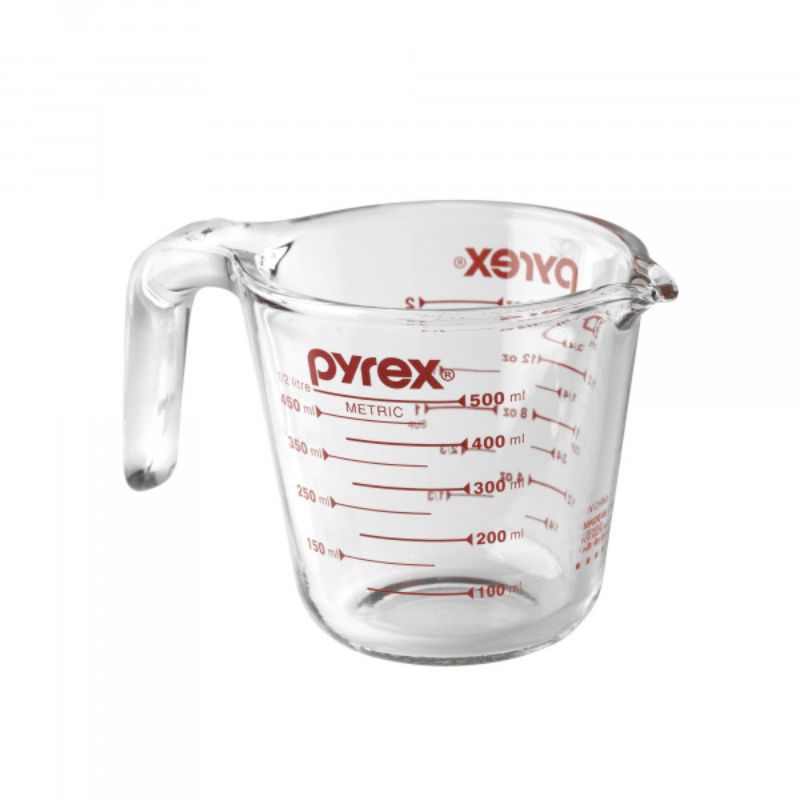 Pyrex 2 Cup measuring jug in tempered glass with ergonomic handle, easy-to-read red measurements for precision cooking.