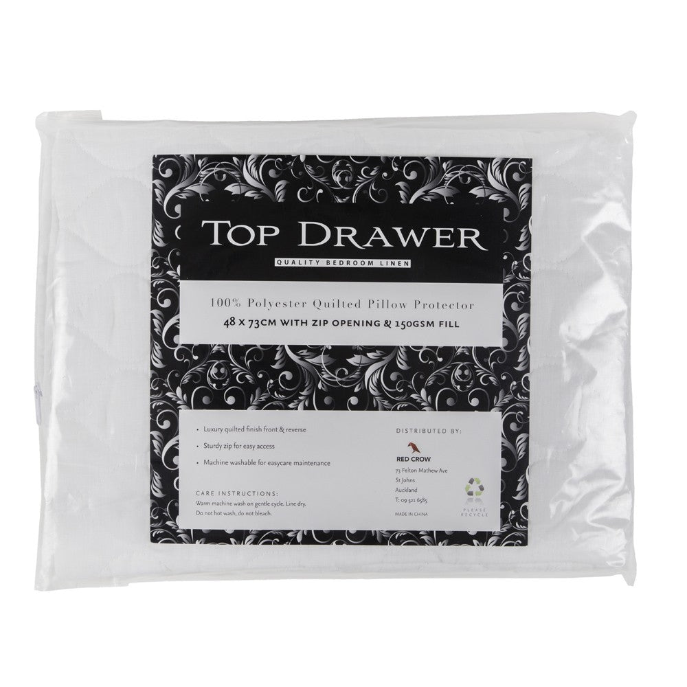 Quilted polyester pillow protector measuring 48x73cm, safeguards against allergens and extends pillow lifespan.