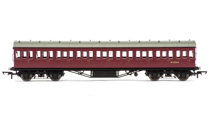 Hornby 1/76 scale BR Non-corridor 57' Crimson 3rd coach enhances model railway setups with intricate details and smooth wheels.