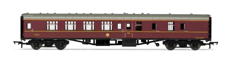 Hornby Hogwarts Mk1 BSK 99312 model train coach, featuring intricate details from the wizarding world.