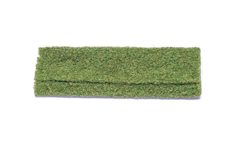 Dark green wild grass for model train layouts, enhancing realism in 1:76 scale scenes.