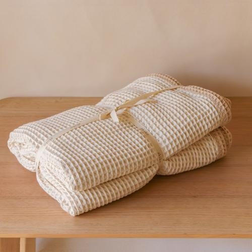 Akiiko Piqué Waffle Throw with Latte Border