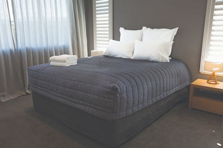 Elegant midnight bedcap for king single bed, featuring boxed end design and soft 160gsm microfibre fill.