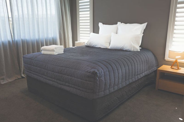 Elegant midnight bedcap for king single bed, featuring boxed end design and soft 160gsm microfibre fill.