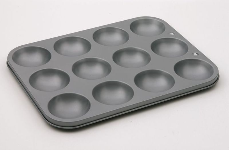 Heavy-duty non-stick patty pan with 12 cups, perfect for baking mince pies and tarts, easy to clean and maintain.