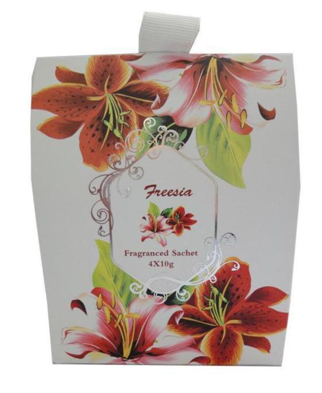 Set of 4 freesia-scented sachets, ideal for freshening spaces with a natural floral aroma and eco-friendly design.
