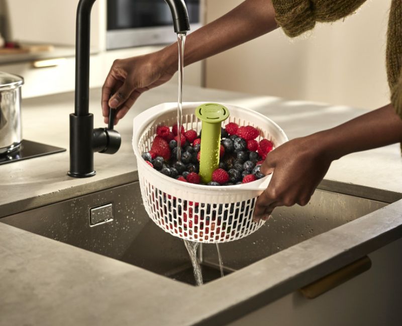 Joseph Joseph Spindola colander and salad spinner with pump-action mechanism for rinsing and drying produce effortlessly.