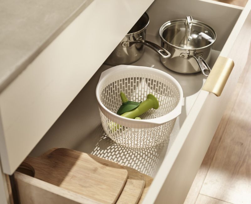 Joseph Joseph Spindola Spinning Colander: 2-in-1 design for rinsing and drying fruits and veggies with pump-action spinning.