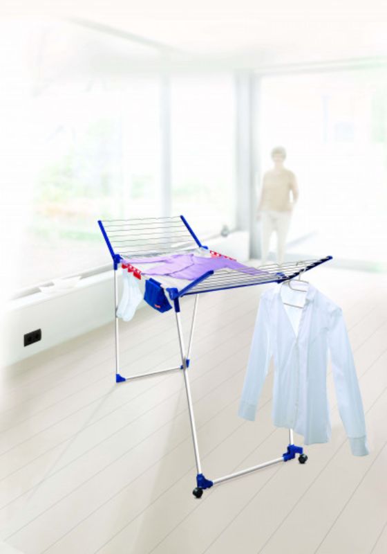 Leifheit Pegasus 200 Solid Deluxe mobile clothes dryer with 20m drying line, two small item holders, and 360° swivel wheels.
