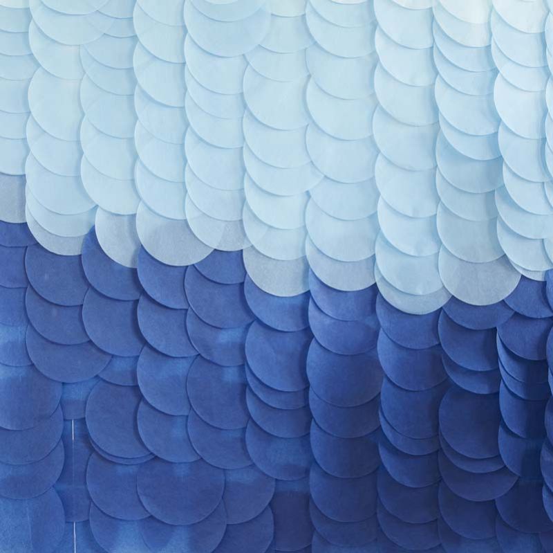 Blue ombre tissue paper disc backdrop, 200cm, 18 strands, ideal for parties and eco-friendly decor.