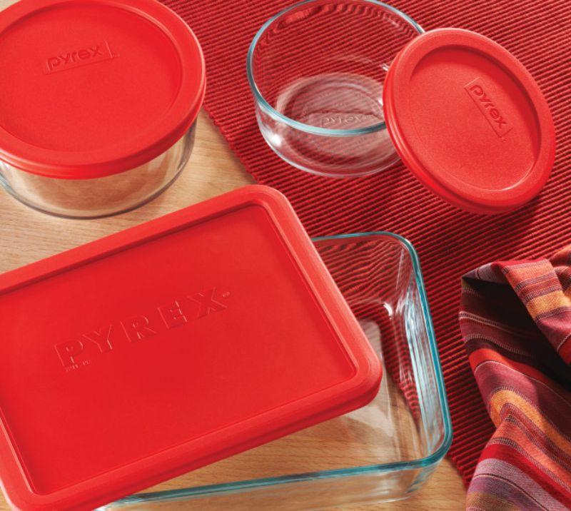 Pyrex Simply Store™ 6-cup rectangle glass container with red lid, ideal for food storage and microwave-safe meals.