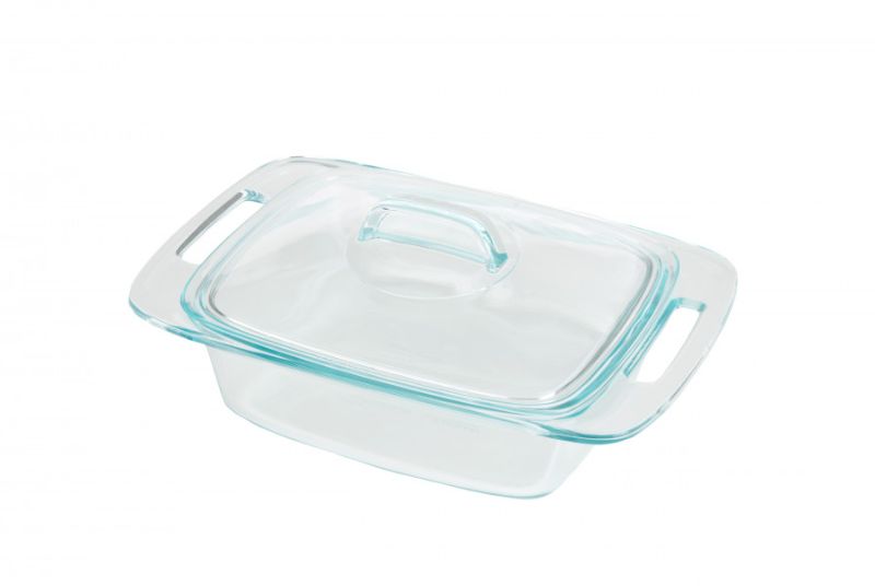 Set of 2 Pyrex Easy Grab 1.9L oblong casserole dishes with large handles and glass lids for secure cooking and serving.