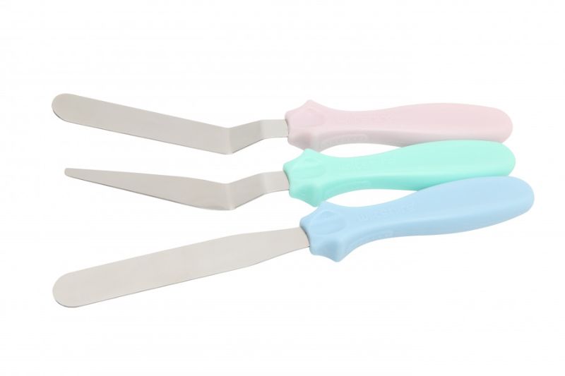 Wiltshire Pallet Knife Set of 3 features ergonomic handles and stainless steel blades for effortless cake decorating.
