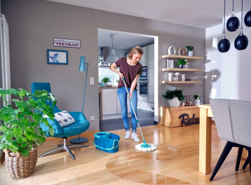 Leifheit Rotation Disc Mop Set with adjustable mop, 360-degree swivel handle, and ultra-absorbent microfiber head.